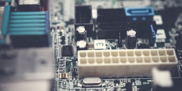 4月12日，白宮召開半導(dǎo)體峰會(huì)，19家知名企業(yè)出席會(huì)議